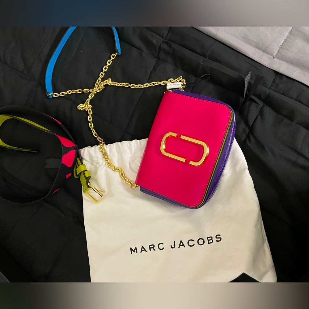 Marc Jacob’s versatile crossbody and Fanny pack bag with straps.